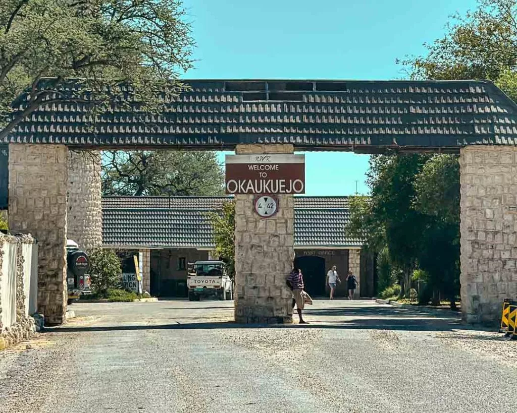 eingang zum okaukuejo camp