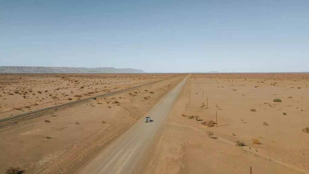 endlos weite strassen in namibia