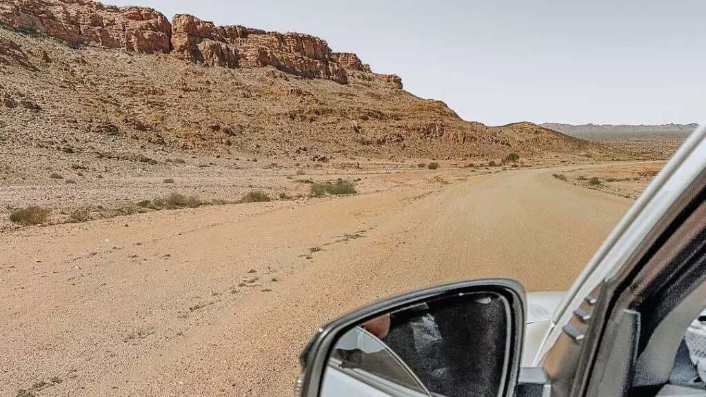 endlos weiter schotterstrassen in namibia