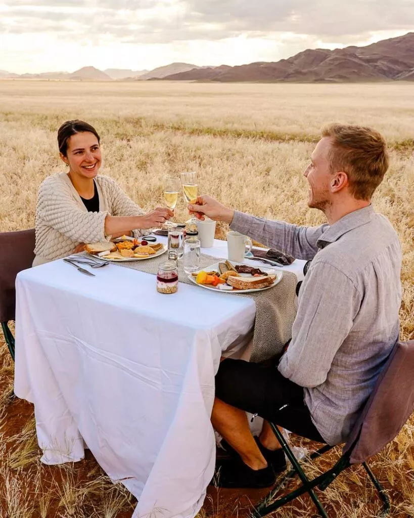 fruehstueck in der wueste nach der ballonfahrt namibsky