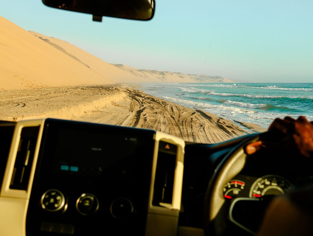 Mit 4x4 am Strand fahren bei Sandwich Harbour Tour