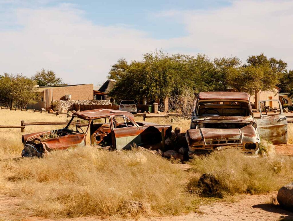 oldtimer bei tankstelle solitaire