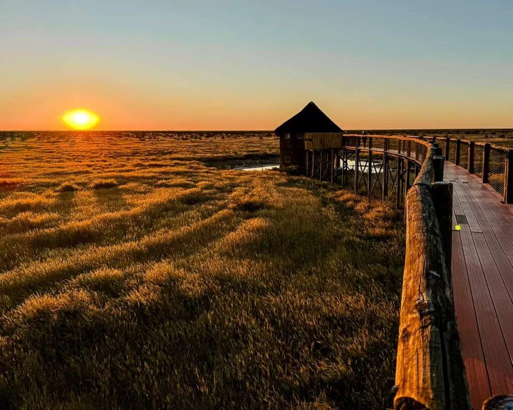olifantsrus campingplatz im etosha nationalpark aussichtsturm zum sonnenuntergang olifantsrus campingplatz im etosha nationalpark aussichtsturm zum sonnenuntergang