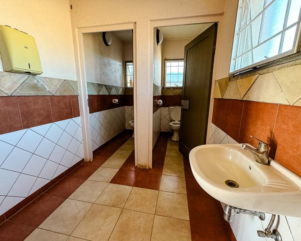 olifantsrus campingplatz im etosha nationalpark waschhaus