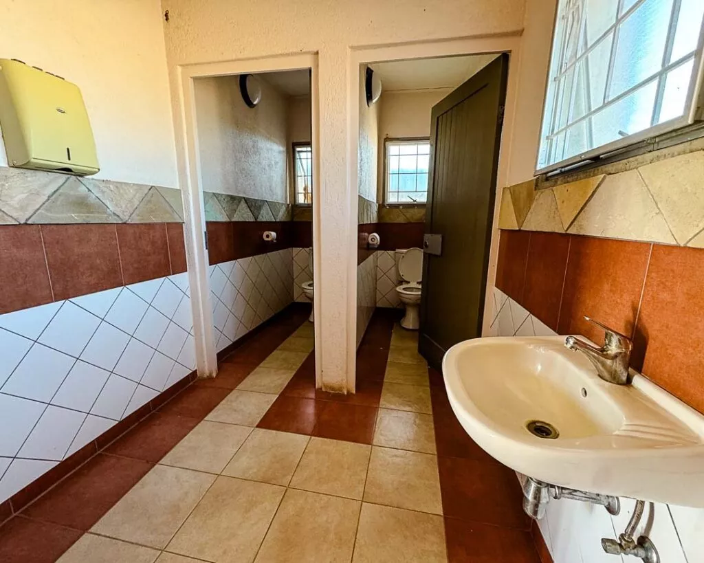 olifantsrus campingplatz im etosha nationalpark waschhaus