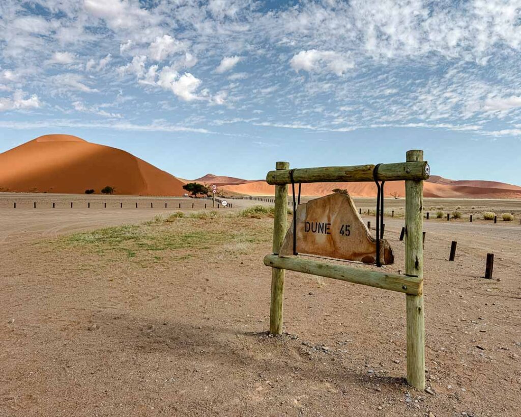 parkplatz duene45 bei sossusvlei in namibia