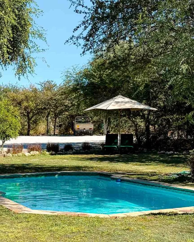 pool am campingplatz im onguma nature reserve namibia