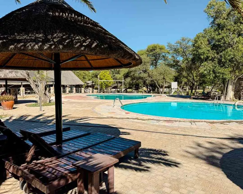 pool im halali resort unterkunft im etosha nationalpark