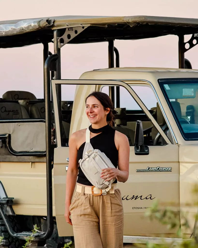 safari jeep beim game drive im onguma nature reserve namibia