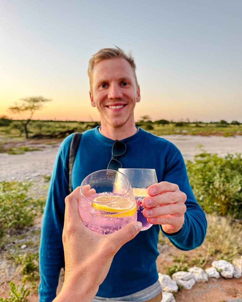 Sundowner beim Game Drive im Onguma Nature Reserve
