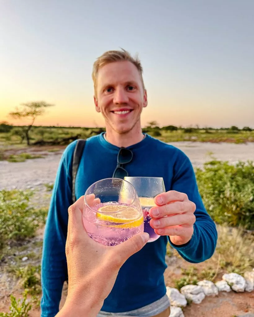 sundowner beim game drive im onguma nature reserve