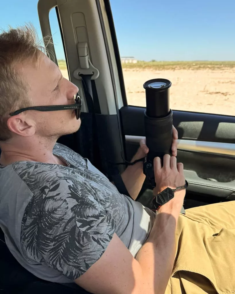 tierbeobachtung vom auto aus im etosha nationalpark