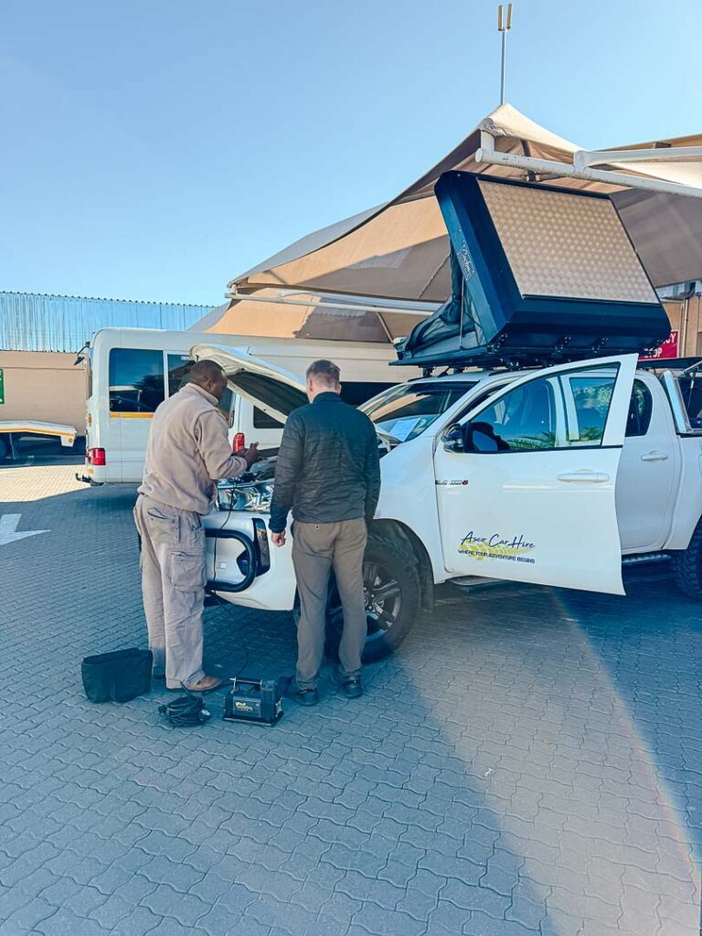 tom bei der fahrzeuguebergabe bei ascocarhire