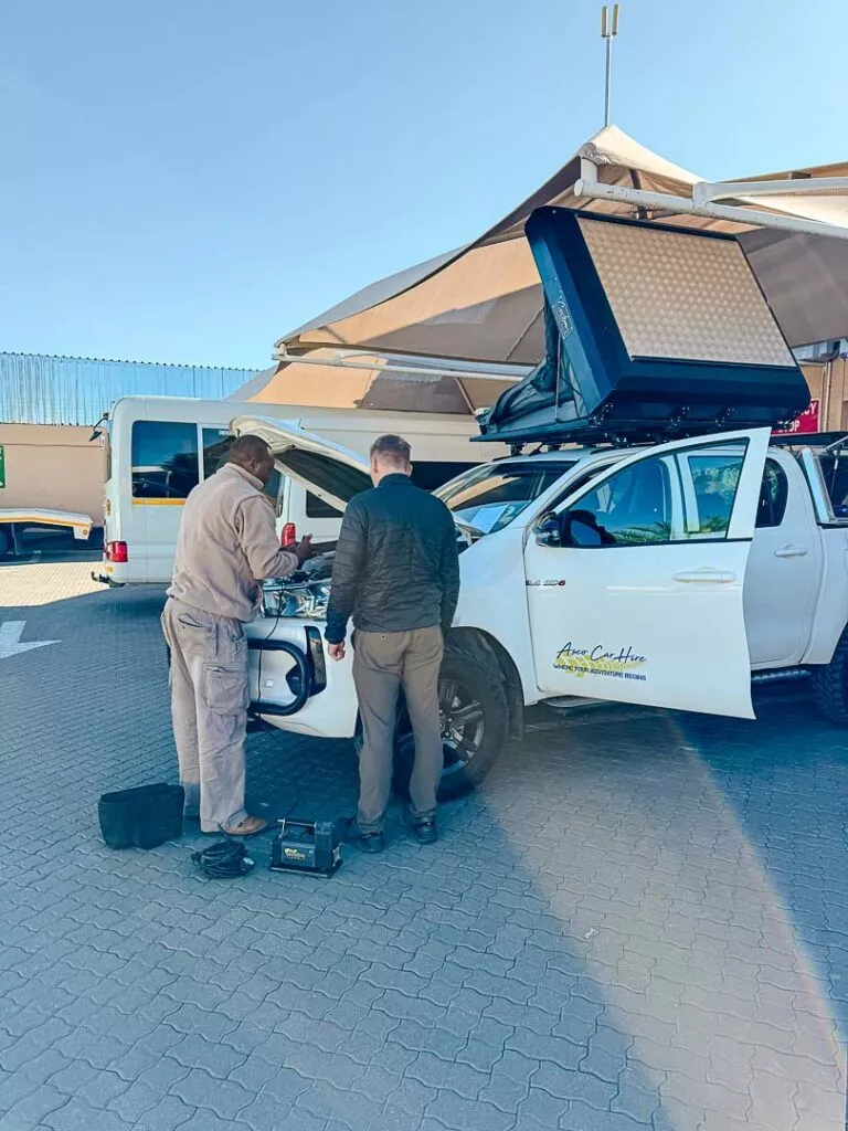 tom bei der fahrzeuguebergabe bei ascocarhire