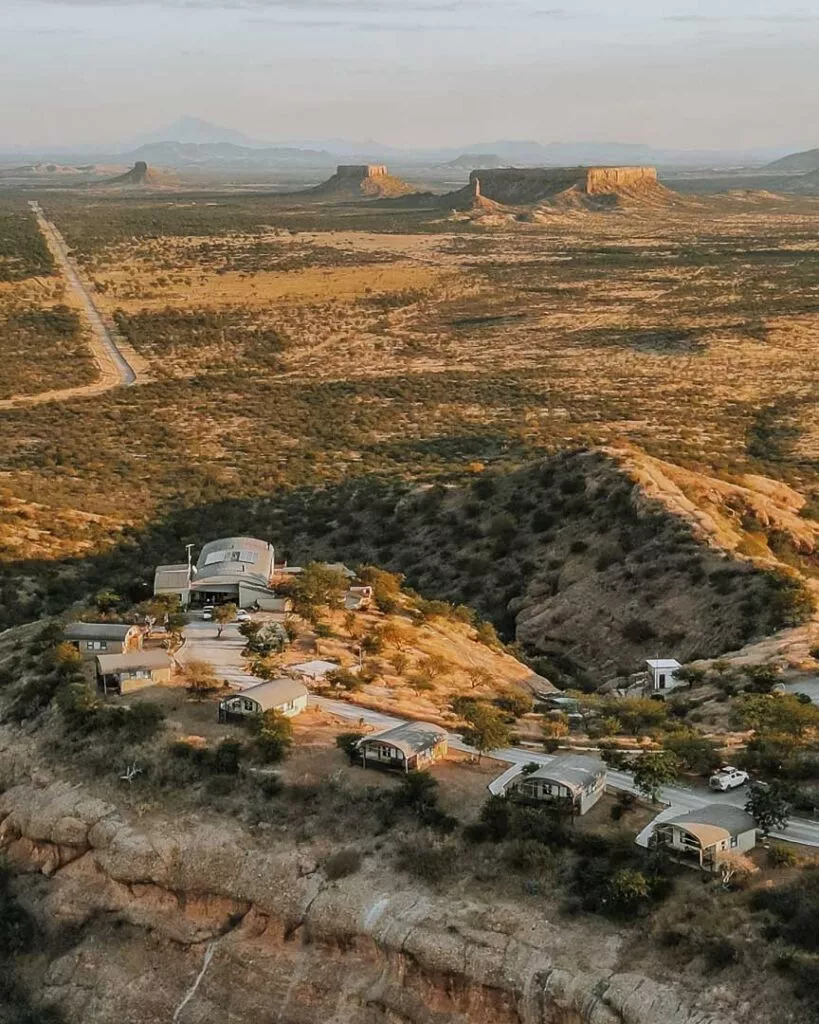 ugab terrace lodge mit fingerklip felsen im hintergrund