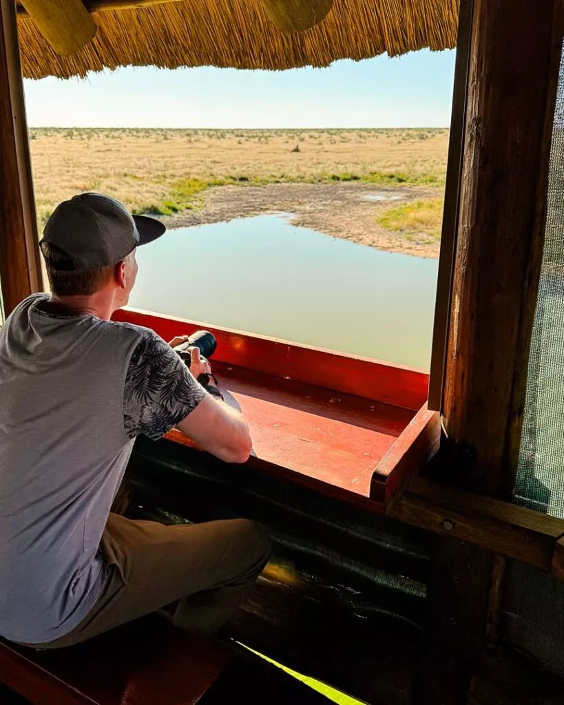 wasserloch beobachten vom aussichtsturm im olifantrus camp im etosha nationalpark