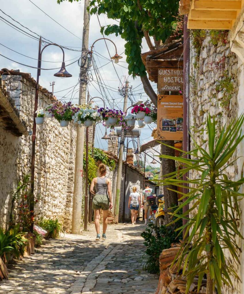 albanien gasse in berat