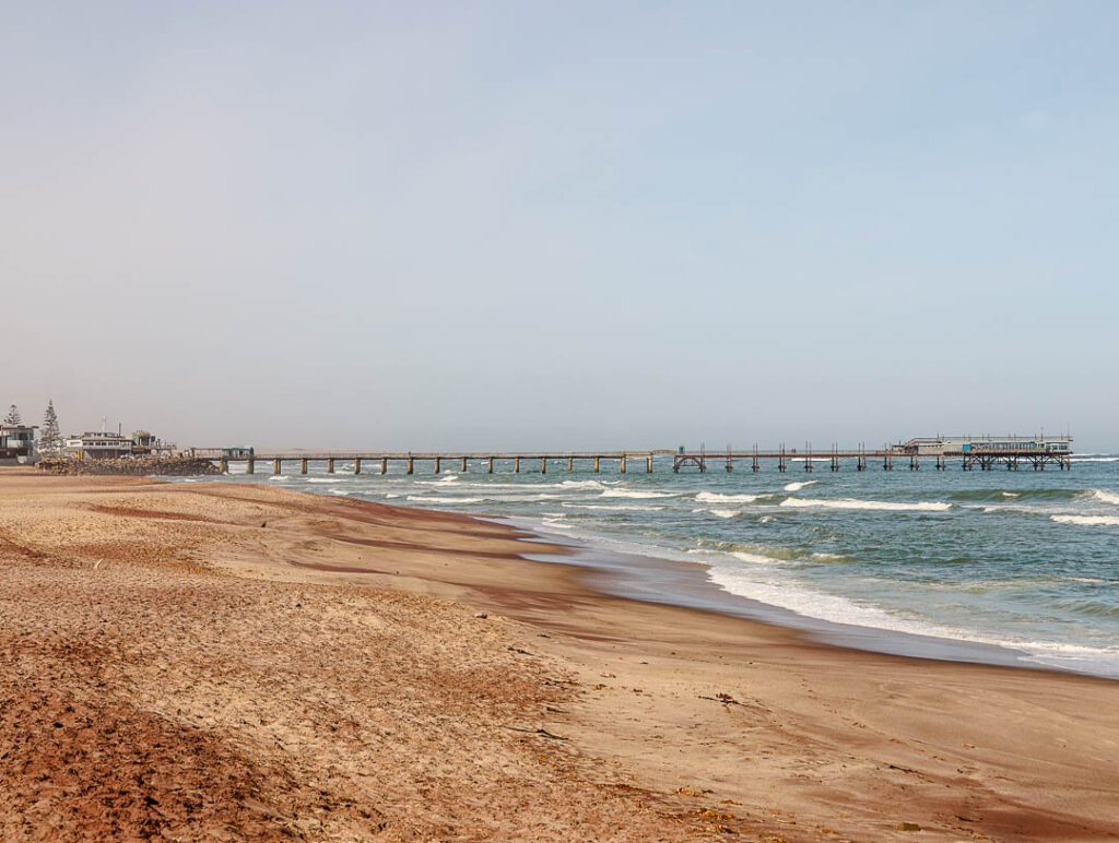 alte seebruecke in swakopmund und strand im vordergrund