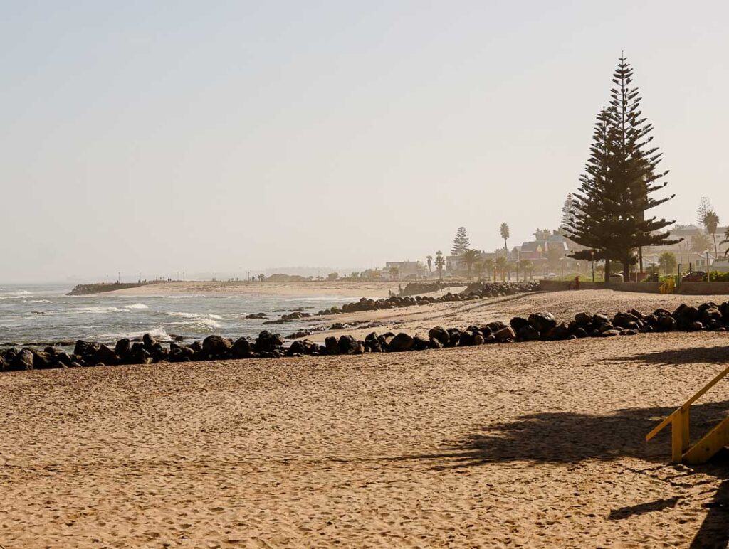 am strand in swakopmund fuehrt ein spazierweg entlang