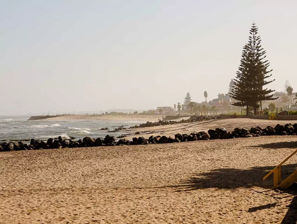 am strand in swakopmund fuehrt ein spazierweg entlang Am Strand In Swakopmund Fuehrt Ein Spazierweg Entlang