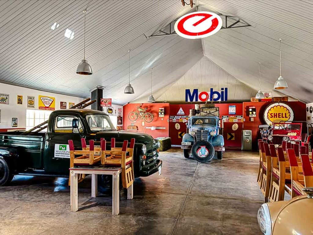 canyon roadhouse von innen mit vielen oldtimern