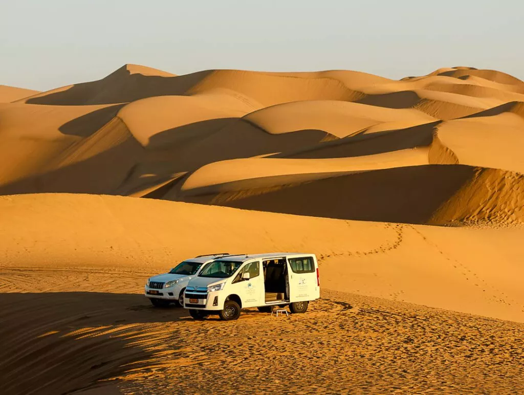 fotostopp auf einer hohen duene bei sandwich harbour tour Fotostopp auf einer hohen Düne bei Sandwich Harbour Tour