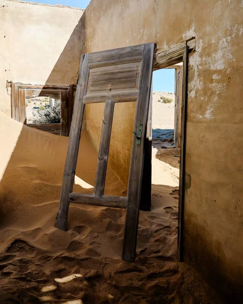 gebaeude voller sand in der geisterstadt kolmanskuppe in namibia