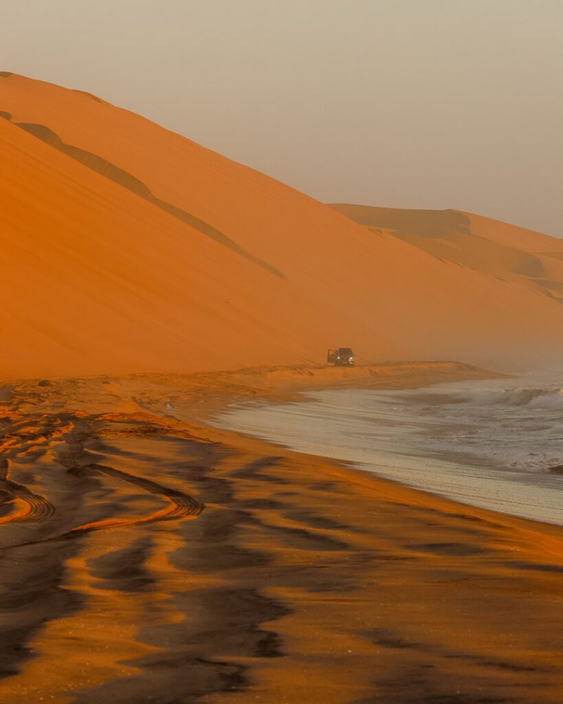 gelaendewagen faehrt zwischen duene und atlantik bei sandwich harbour tour