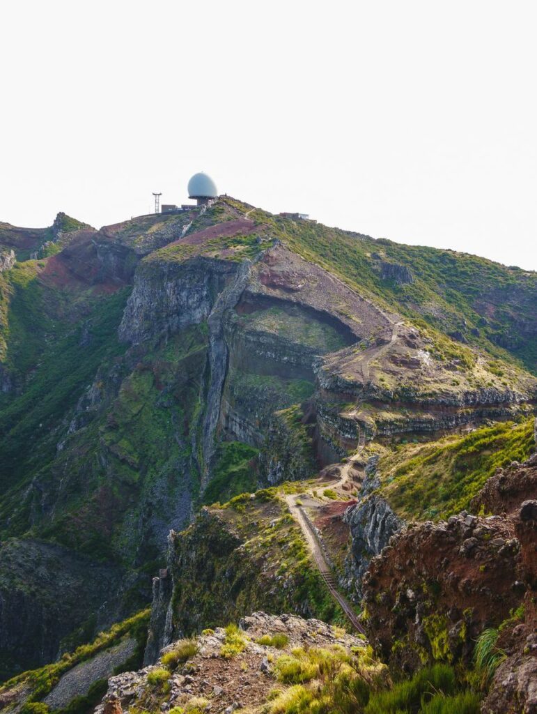 madeira blick zurueck auf die radarstation am pico do arieiro