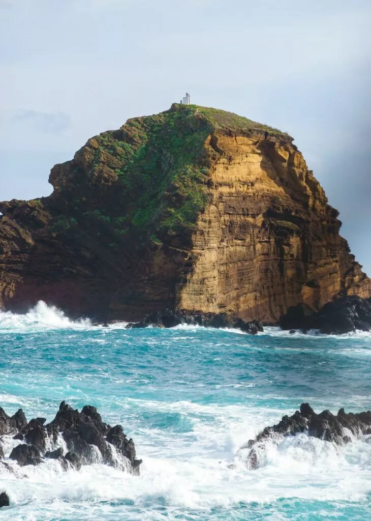 madeira felsen im meer vor porto moniz