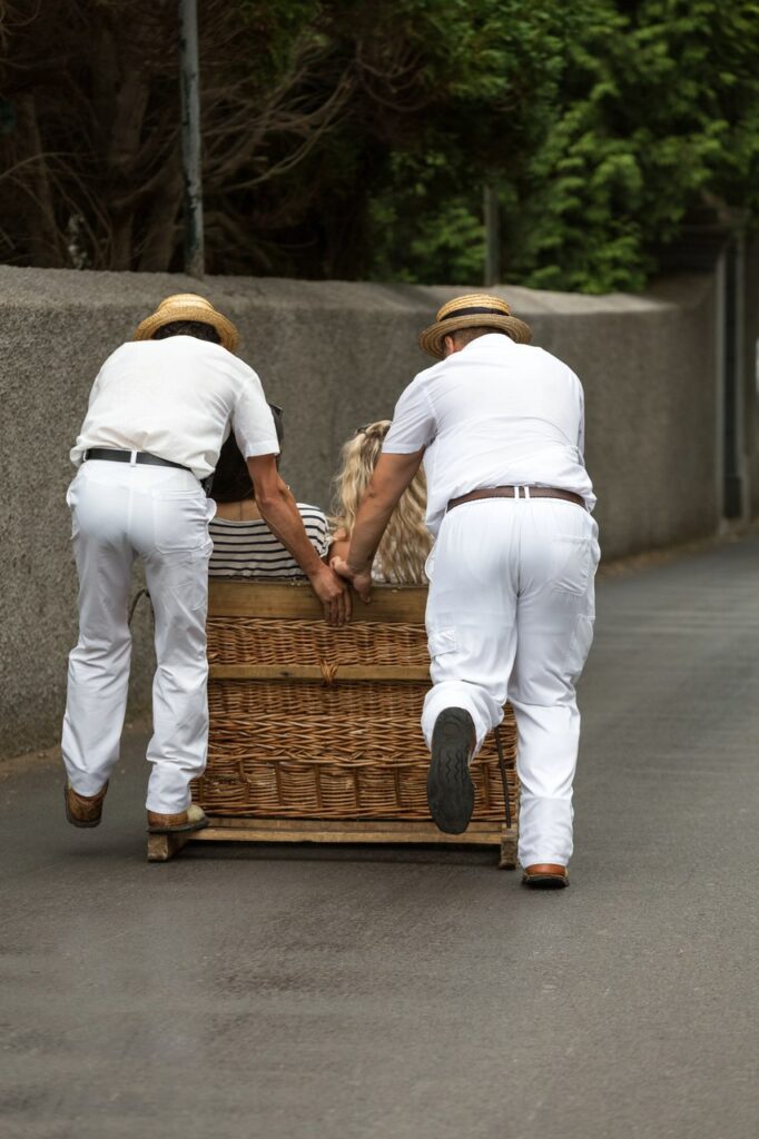 madeira traditionelle korbschlittenfahrt