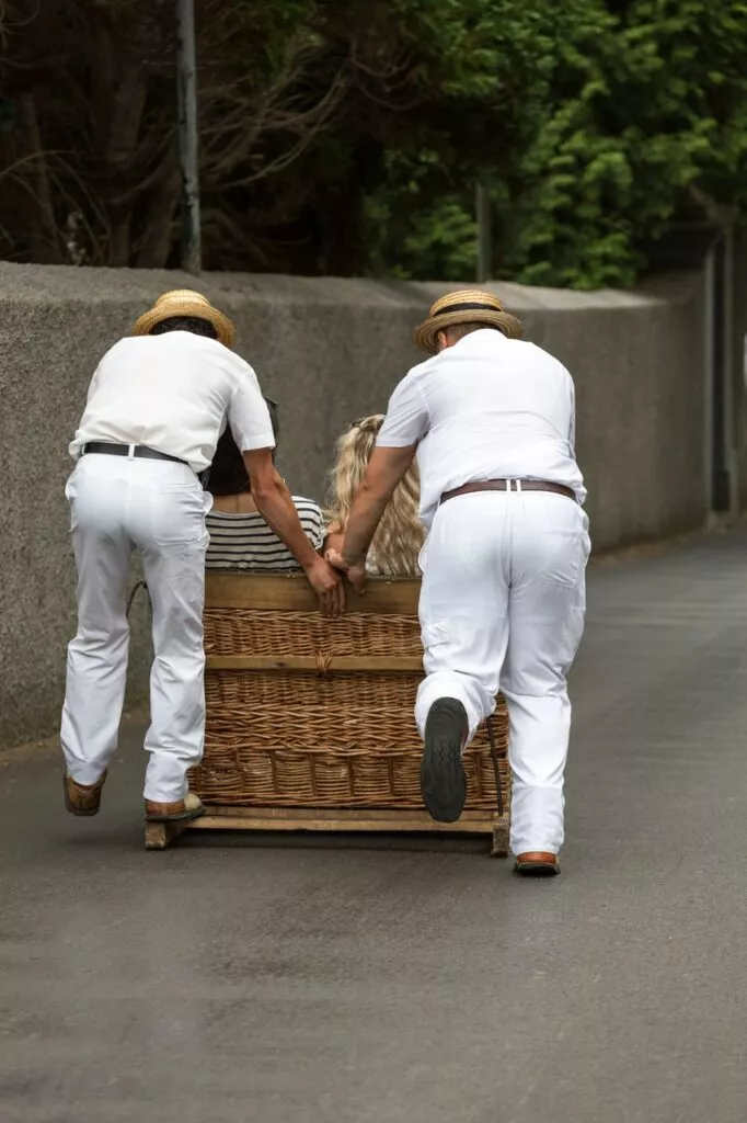 madeira traditionelle korbschlittenfahrt