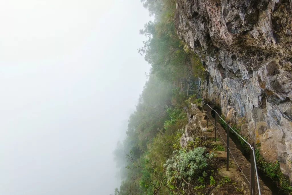 madeira weg entlang der felsen