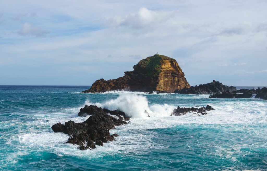madeira wellen vor porto moniz