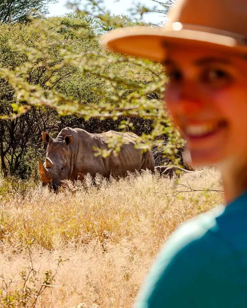 mit nashoernern auf augenhoehe beim rhino tracking im waterberg wilderness