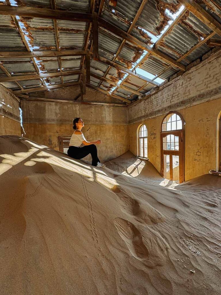 mit sand geflutetes haus in kolmanskuppe geisterstadt luederitz namibia