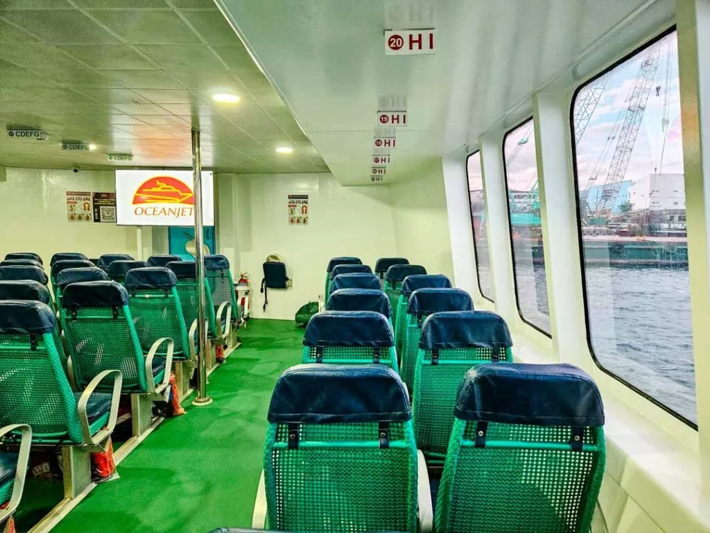 philippinen faehre von innen