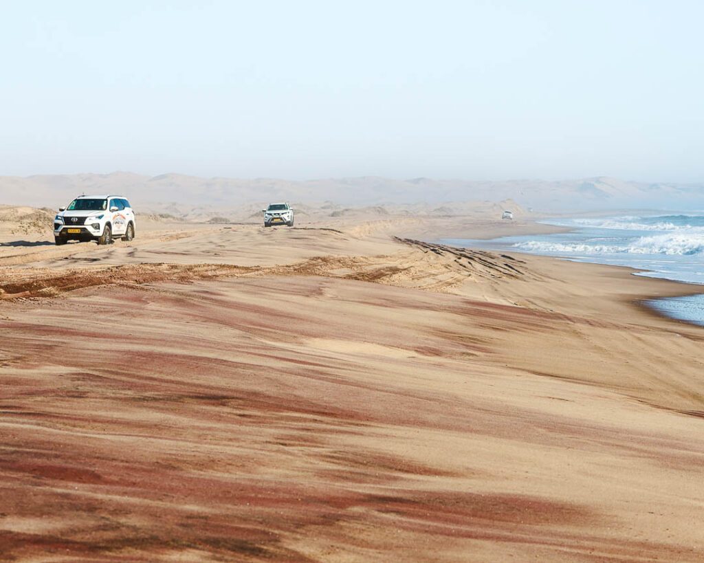 roter sand auf dem weg zum sandwich harbour