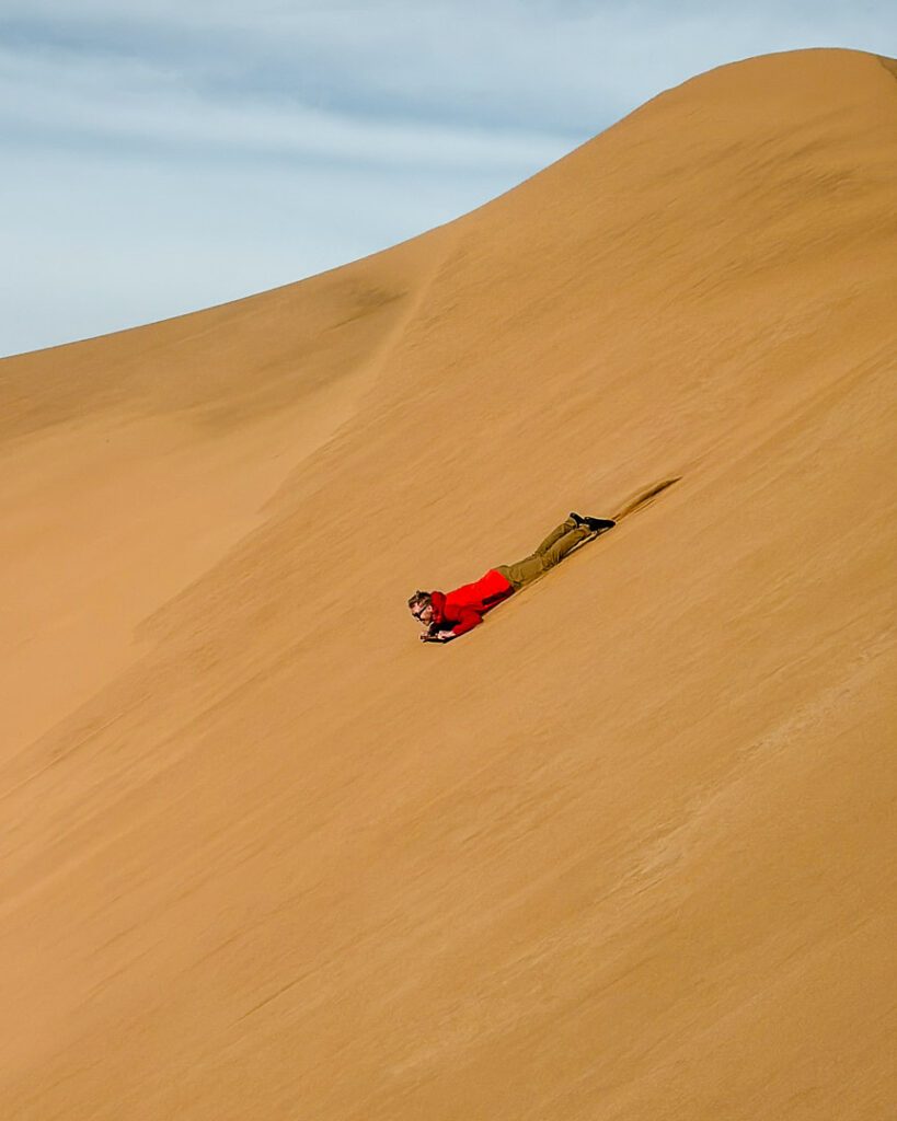 sandboarding in der wueste bei swakopmund