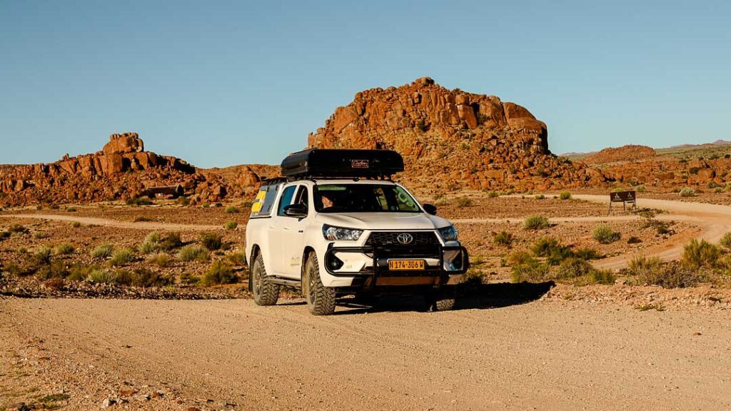 schotterstrassen und granitfelsen bei anreise zum fish river canyon