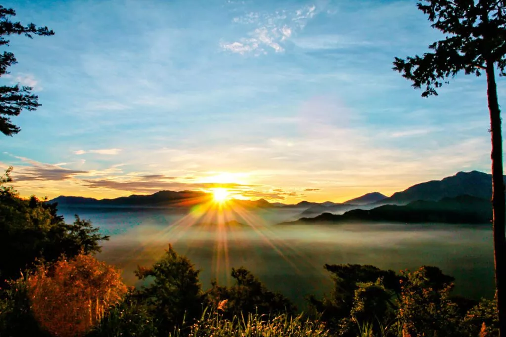taiwan alishan sonnenaufgang von aussichtsplattform taiwan alishan sonnenaufgang von aussichtsplattform