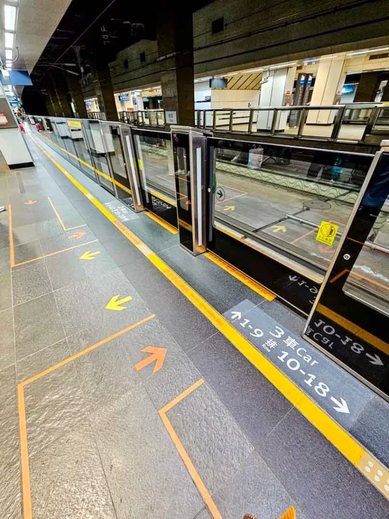 taiwan bahnsteig fuer hochgeschwindigkeitszuege taiwan bahnsteig fuer hochgeschwindigkeitszuege