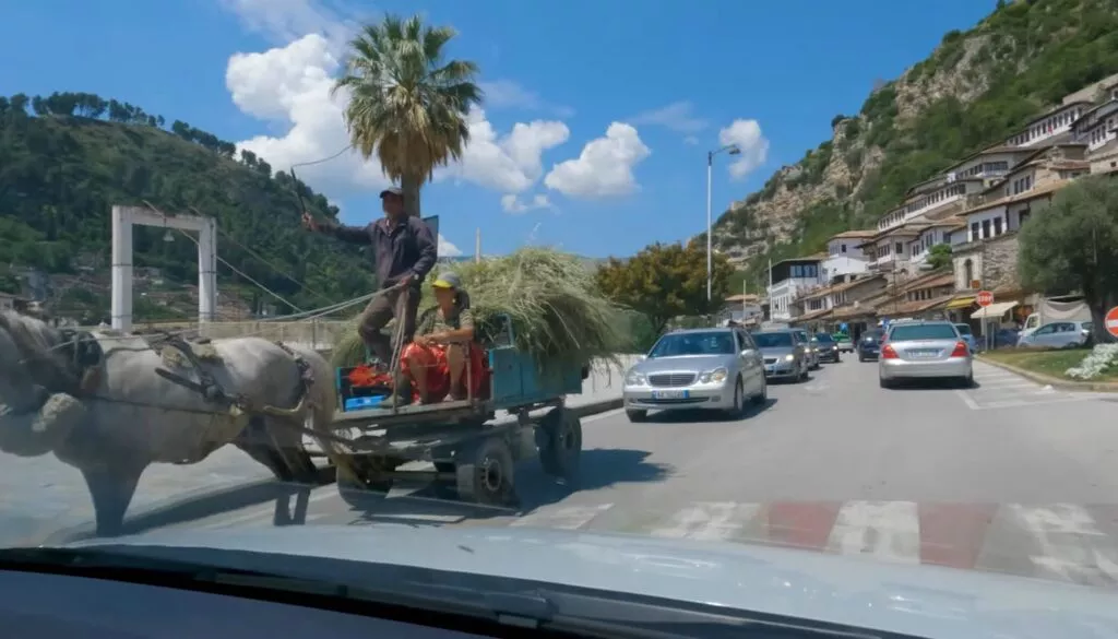 Albanien Mietwagen Straße in Berat mit Kutsche