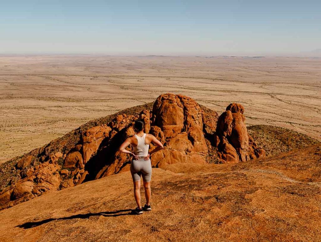 aussicht geniessen bei wanderung auf spitzkoppe