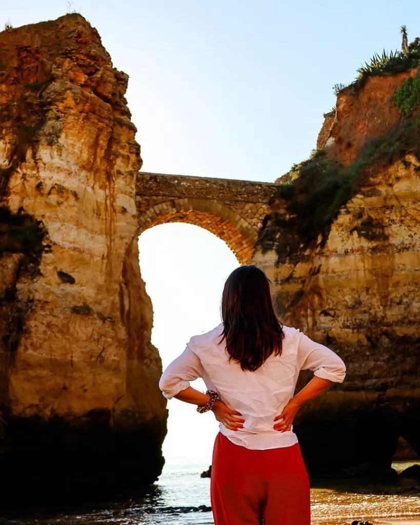 Beach Estudantes mit Brücke, Lagos an der Algarve