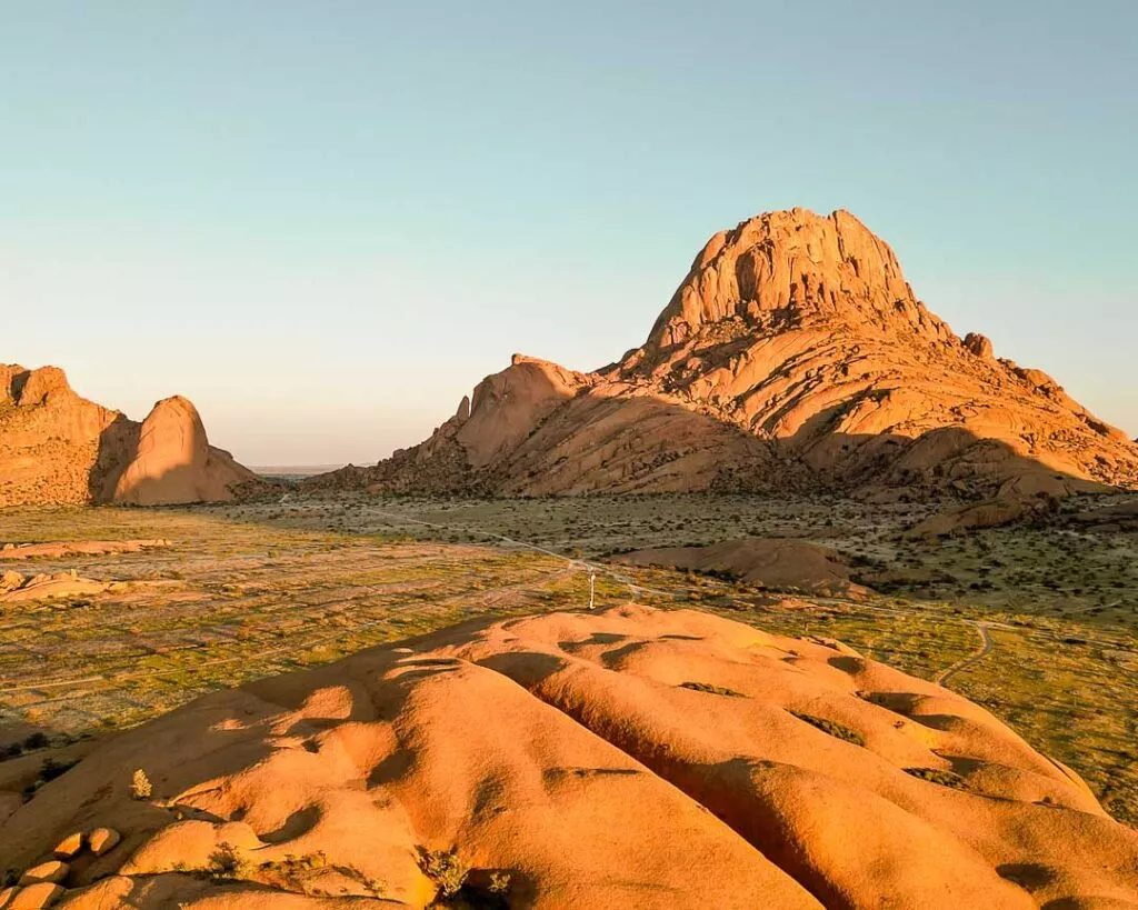 berg beim rock pool mit ausblick bei sonnenaufgang Berg beim Rock Pool mit Ausblick bei Sonnenaufgang