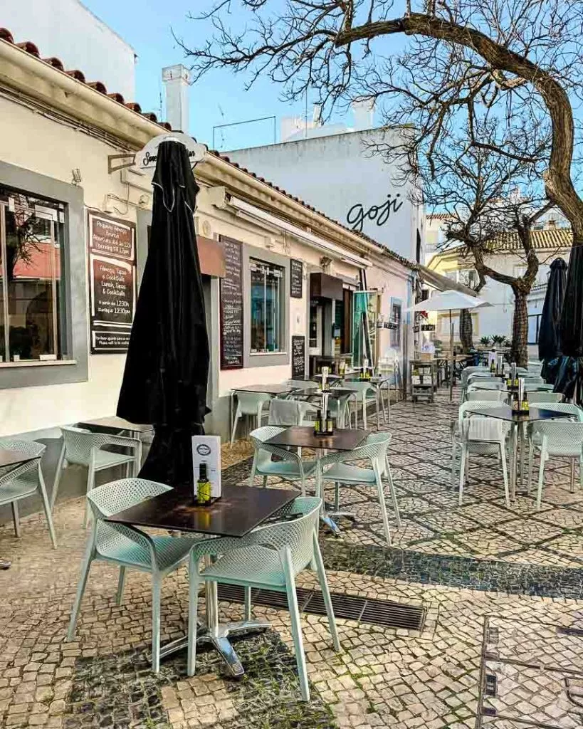 Café in der Altstadt Lagos an der Algarve in Portugal