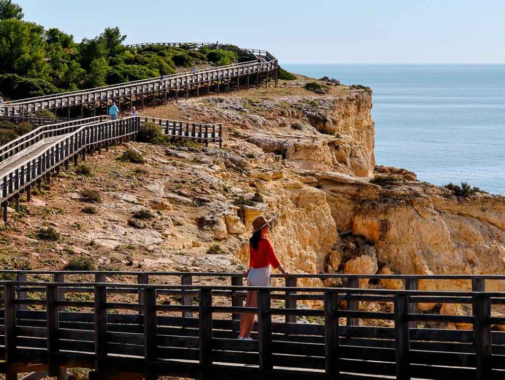 Carvoeiro Boardwalk, schöner Holzsteg an der Steilklippe der Algarve