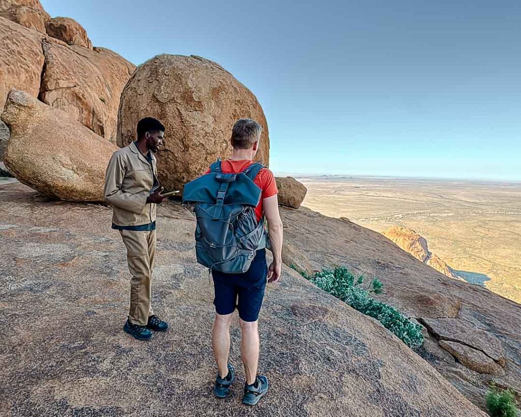 guide zeigt uns tolle aussichten auf dem weg zum spitzkoppe gipfel