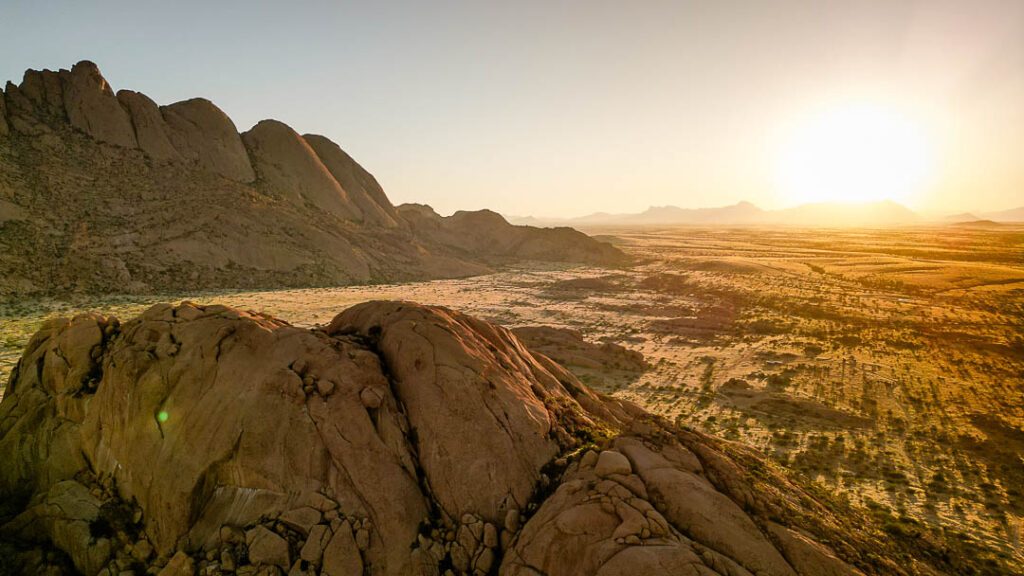 pontok berg im hintergrund links